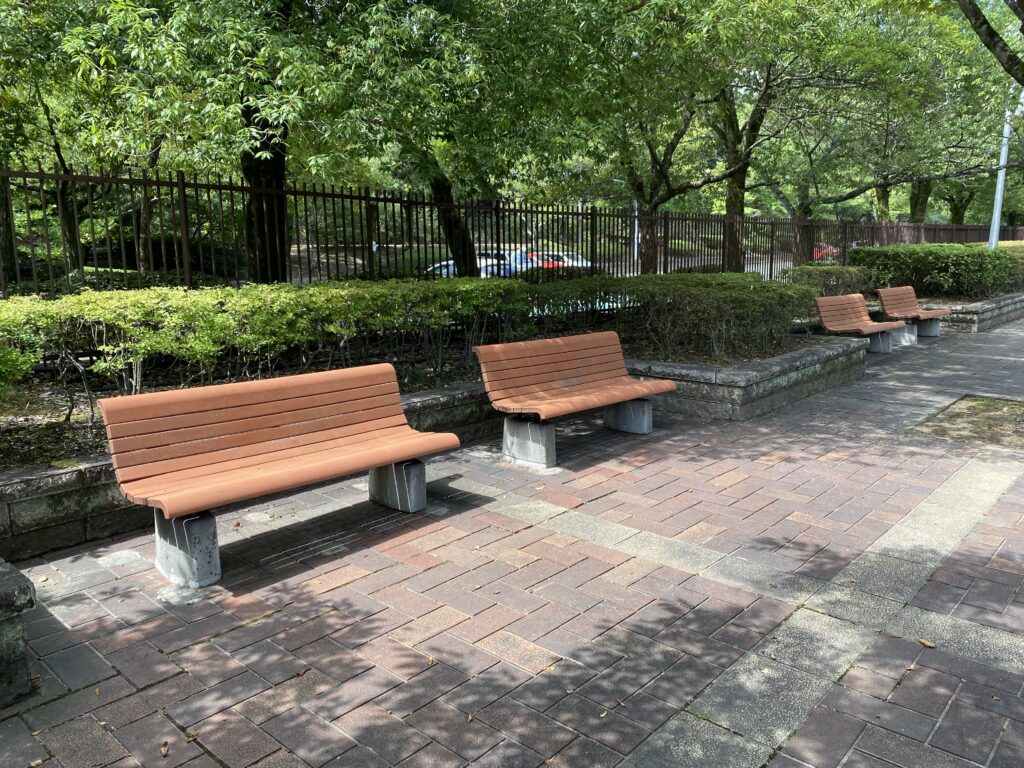 エンジ色のベンチ